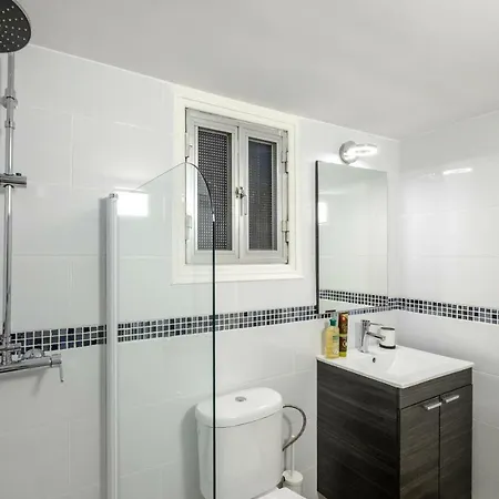 Cozy & Central 2bdr | Walk Everywhere | Free Parking Apartment
