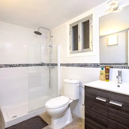 Cozy & Central 2bdr | Walk Everywhere | Free Parking *