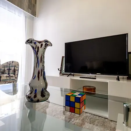 Cozy & Central 2bdr | Walk Everywhere | Free Parking Διαμέρισμα Λάρνακα